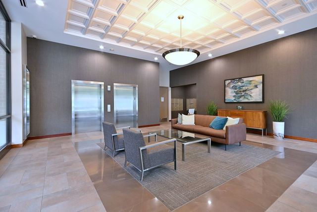 850 VILLAGE CENTER Drive 307, Burr Ridge, IL 60527