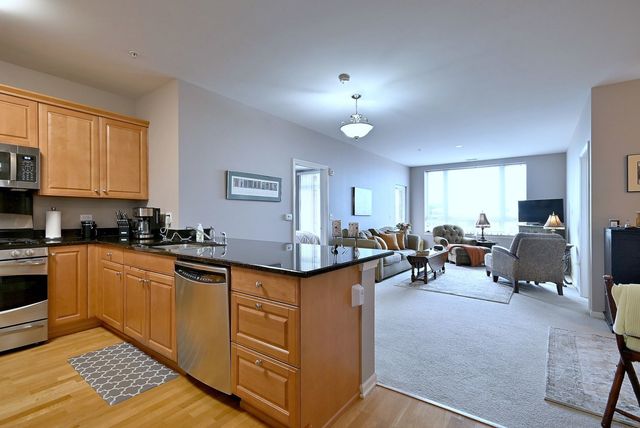 850 VILLAGE CENTER Drive 307, Burr Ridge, IL 60527