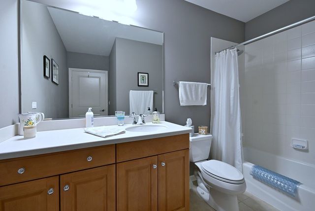 850 VILLAGE CENTER Drive 307, Burr Ridge, IL 60527