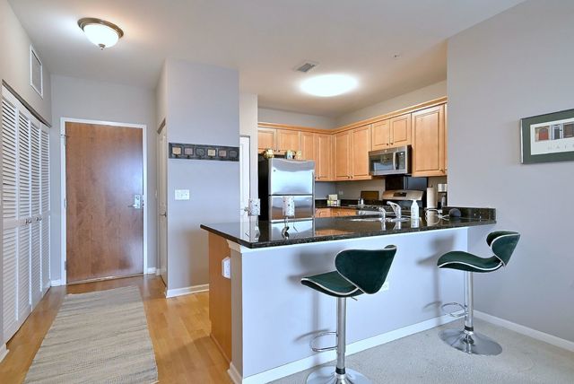 850 VILLAGE CENTER Drive 307, Burr Ridge, IL 60527