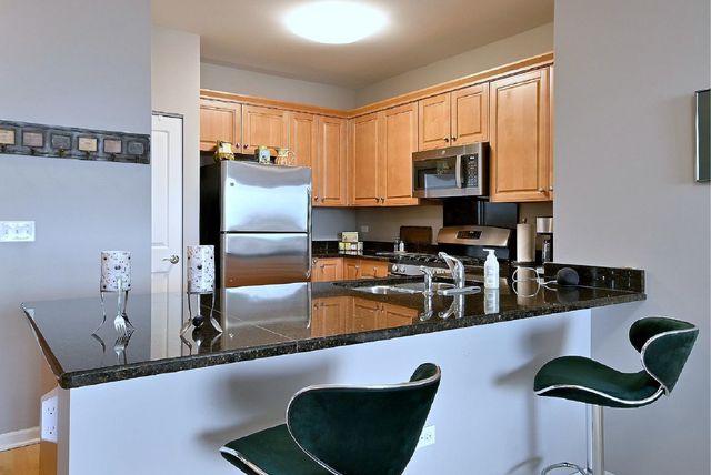 850 VILLAGE CENTER Drive 307, Burr Ridge, IL 60527