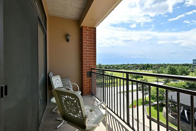 850 VILLAGE CENTER Drive 307, Burr Ridge, IL 60527