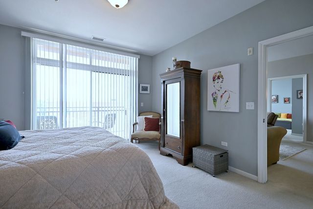 850 VILLAGE CENTER Drive 307, Burr Ridge, IL 60527