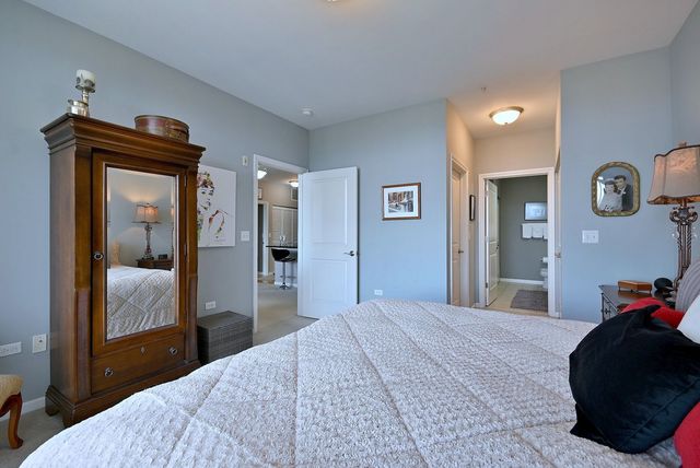 850 VILLAGE CENTER Drive 307, Burr Ridge, IL 60527