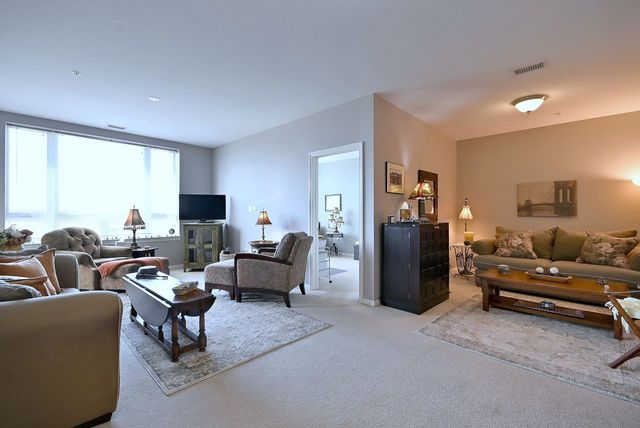 850 VILLAGE CENTER Drive 307, Burr Ridge, IL 60527
