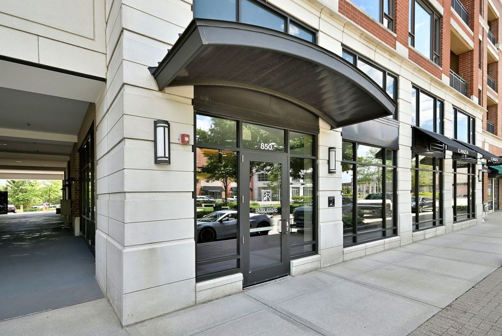 850 VILLAGE CENTER Drive 307, Burr Ridge, IL 60527