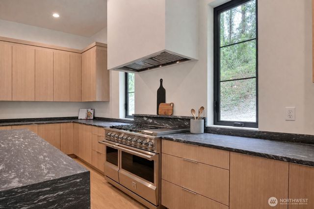 275 Island Boulevard, Fox Island, WA 98333