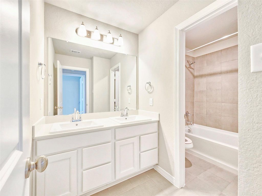 Image 11 of property listing at 8002 Scanlan Trace, Missouri City, TX 77459