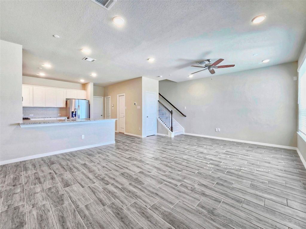 Image 3 of property listing at 8002 Scanlan Trace, Missouri City, TX 77459