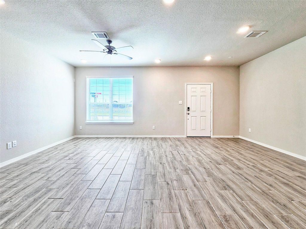 Image 4 of property listing at 8002 Scanlan Trace, Missouri City, TX 77459