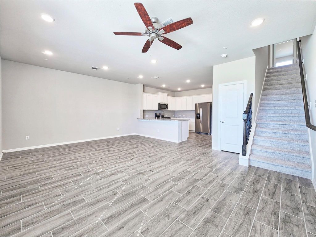 Image 5 of property listing at 8002 Scanlan Trace, Missouri City, TX 77459