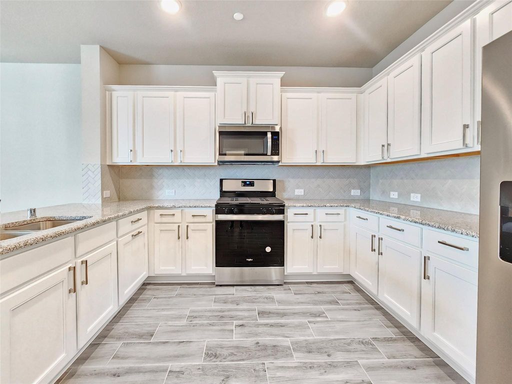 Image 6 of property listing at 8002 Scanlan Trace, Missouri City, TX 77459