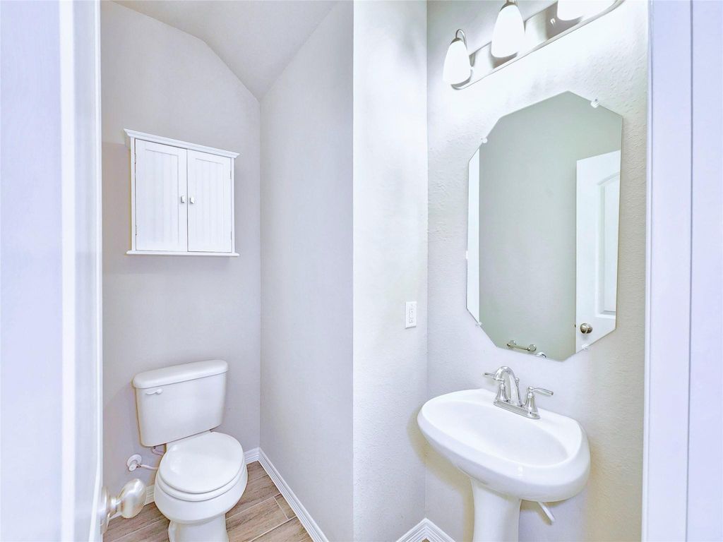 Image 8 of property listing at 8002 Scanlan Trace, Missouri City, TX 77459