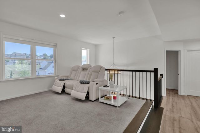 4 REIN DR, Stevens, PA 17578