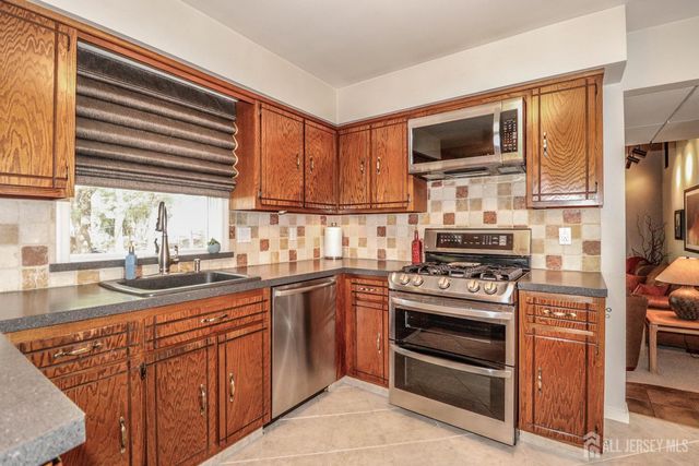 9 Glynn Court, Sayreville, NJ 08859