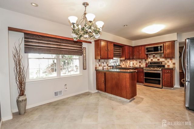 9 Glynn Court, Sayreville, NJ 08859