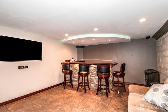 9 Glynn Court, Sayreville, NJ 08859