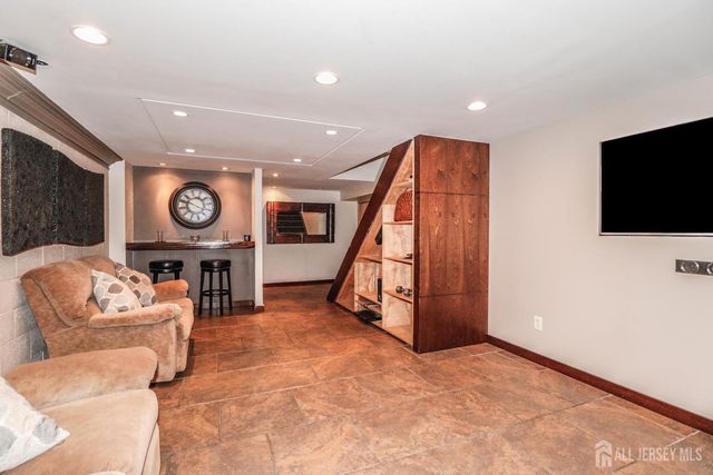 9 Glynn Court, Sayreville, NJ 08859