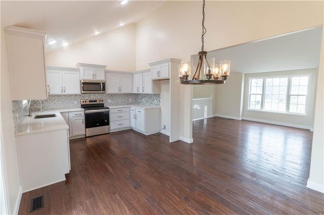 1005 E Pearl Court, Savannah, MO 64485