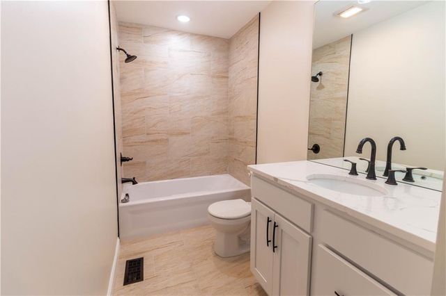 1005 E Pearl Court, Savannah, MO 64485