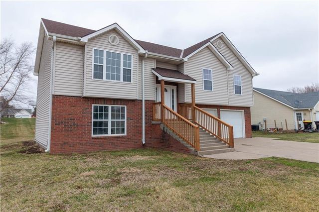 1005 E Pearl Court, Savannah, MO 64485