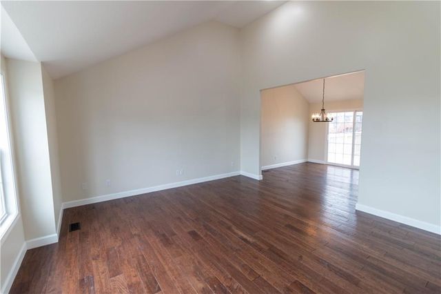 1005 E Pearl Court, Savannah, MO 64485