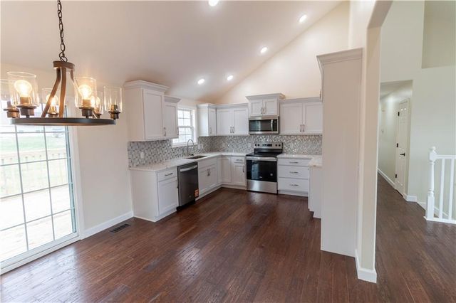 1005 E Pearl Court, Savannah, MO 64485