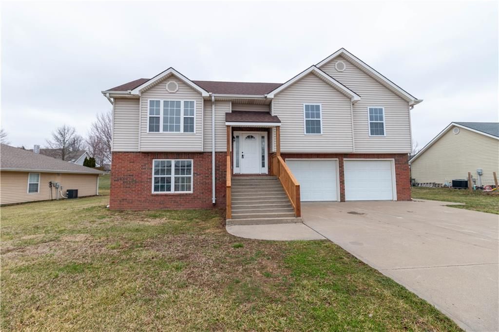 1005 E Pearl Court, Savannah, MO 64485
