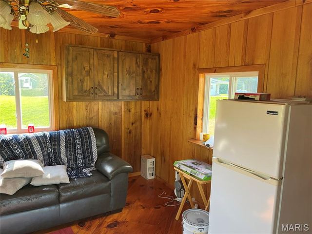 4015 Pike 9140, Louisiana, MO 63353