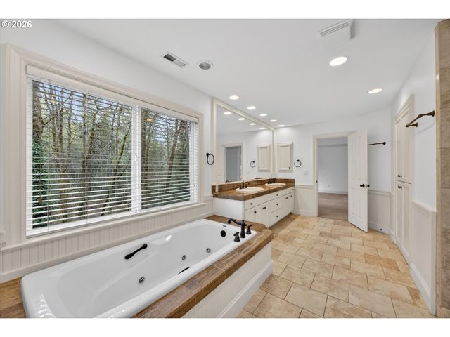 4054 CANAL WOODS Ct, Lake Oswego, OR 97034