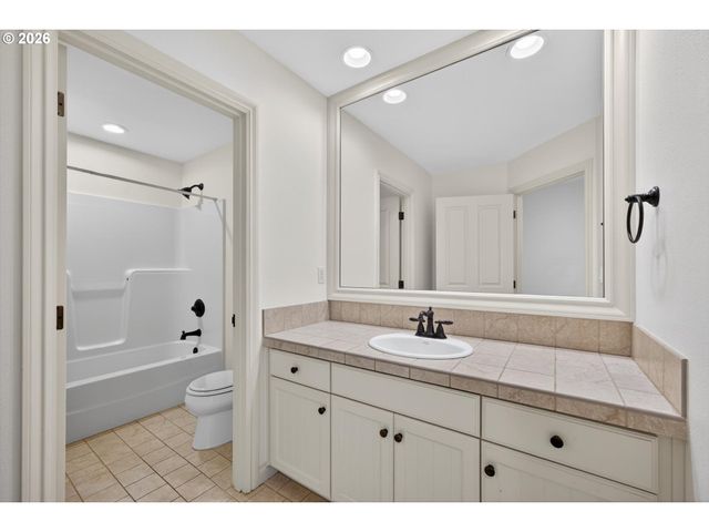 4054 CANAL WOODS Ct, Lake Oswego, OR 97034