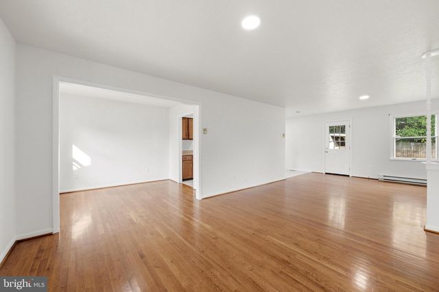 303 HACKBERRY DR, Stephens City, VA 22655