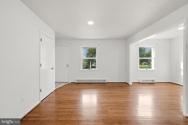 303 HACKBERRY DR, Stephens City, VA 22655
