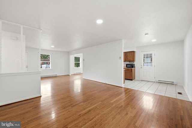 303 HACKBERRY DR, Stephens City, VA 22655