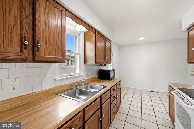 303 HACKBERRY DR, Stephens City, VA 22655