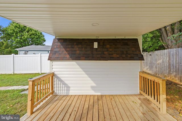 303 HACKBERRY DR, Stephens City, VA 22655