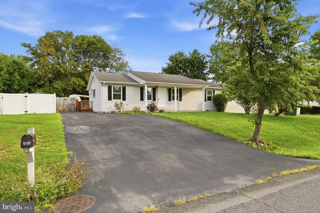 303 HACKBERRY DR, Stephens City, VA 22655
