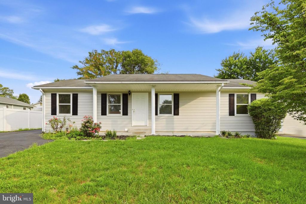 303 HACKBERRY DR, Stephens City, VA 22655