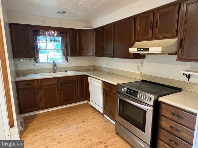 5136 SUNSET DR, Harrisburg, PA 17112
