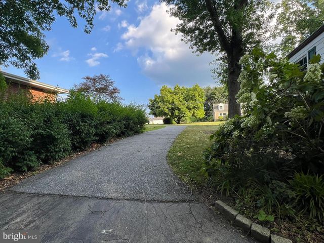5136 SUNSET DR, Harrisburg, PA 17112