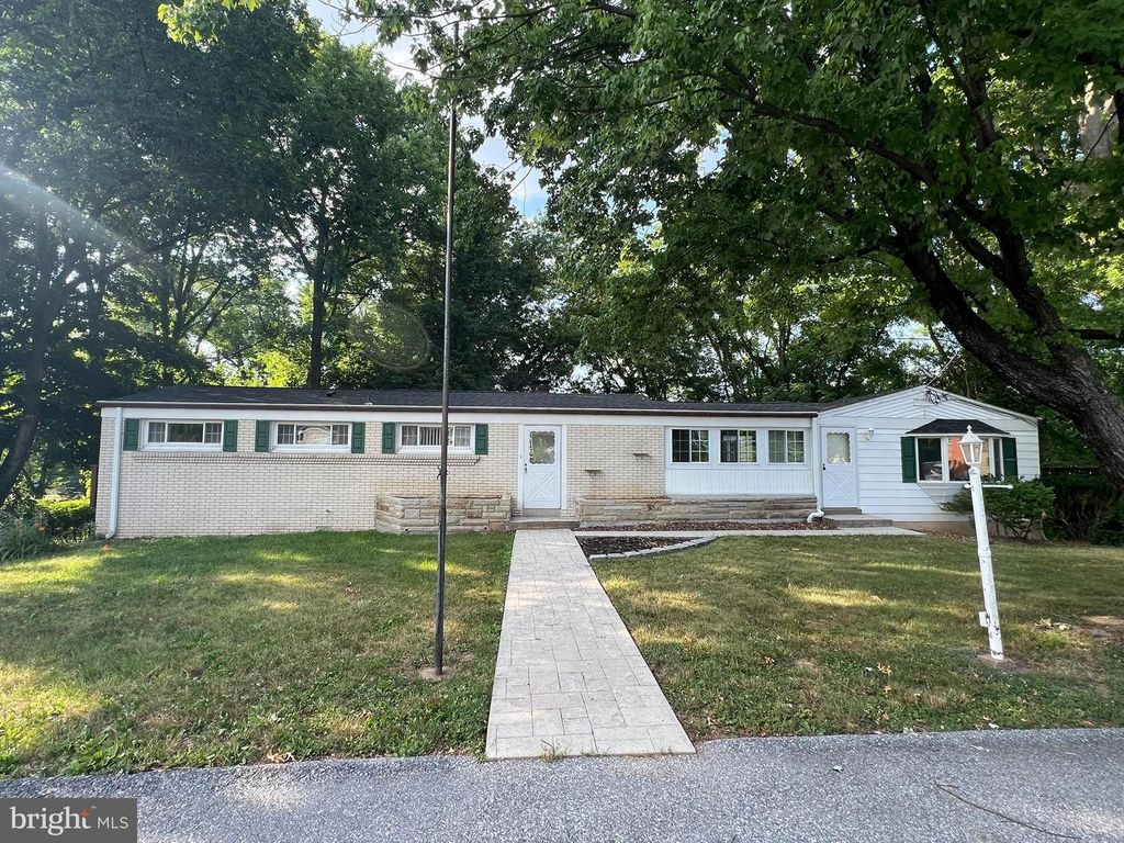 5136 SUNSET DR, Harrisburg, PA 17112