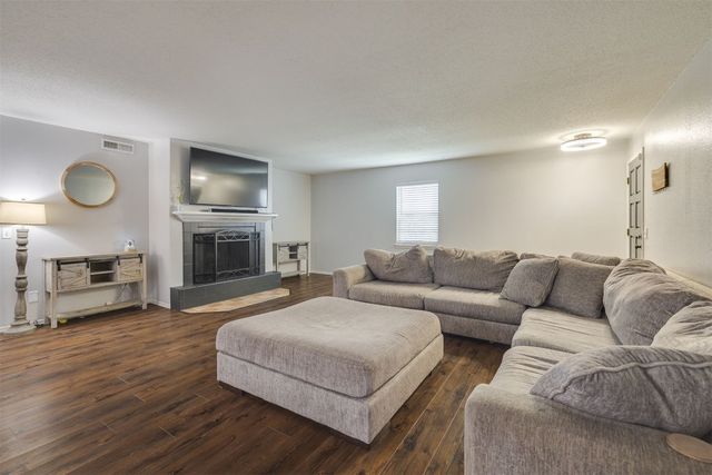 11325 N May Avenue D, Oklahoma City, OK 73120