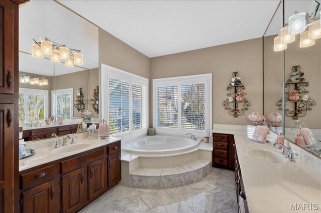 15317 Oaktree Estates Drive, Chesterfield, MO 63017