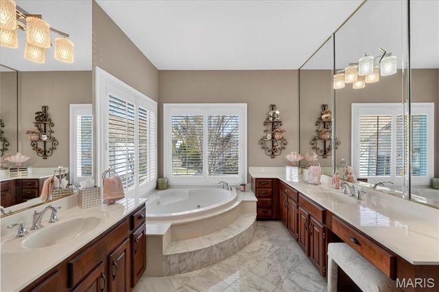 15317 Oaktree Estates Drive, Chesterfield, MO 63017