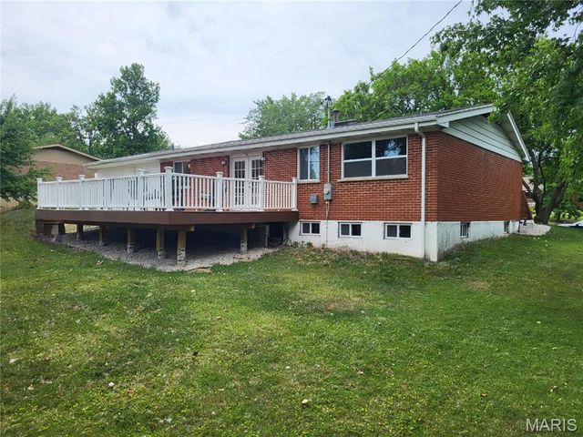 18 Queensbrook Place, Olivette, MO 63132