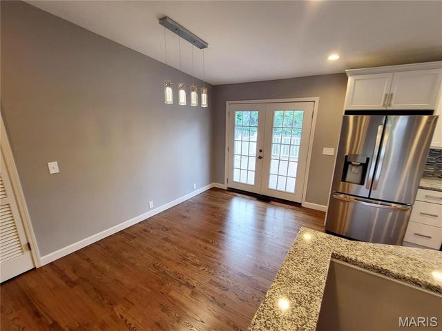 18 Queensbrook Place, Olivette, MO 63132