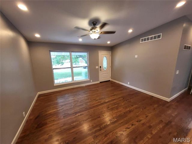 18 Queensbrook Place, Olivette, MO 63132