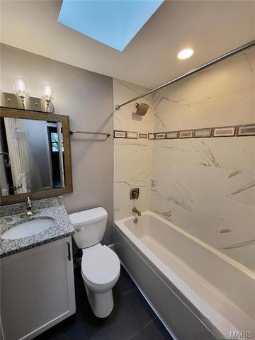 18 Queensbrook Place, Olivette, MO 63132