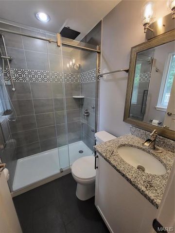 18 Queensbrook Place, Olivette, MO 63132