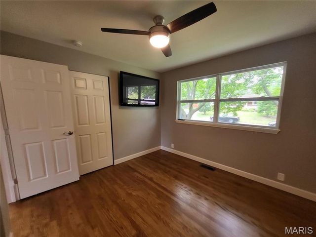 18 Queensbrook Place, Olivette, MO 63132